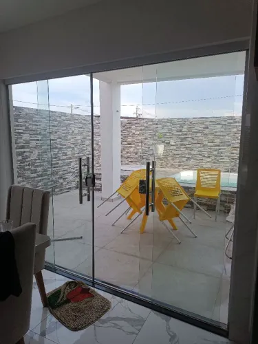 A VISION VIDROS trabalha com Porta, Janelas, Box p/ banheiro, porta pia, corrimão,