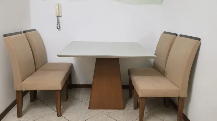 Mesa com vidro e 4 cadeiras 