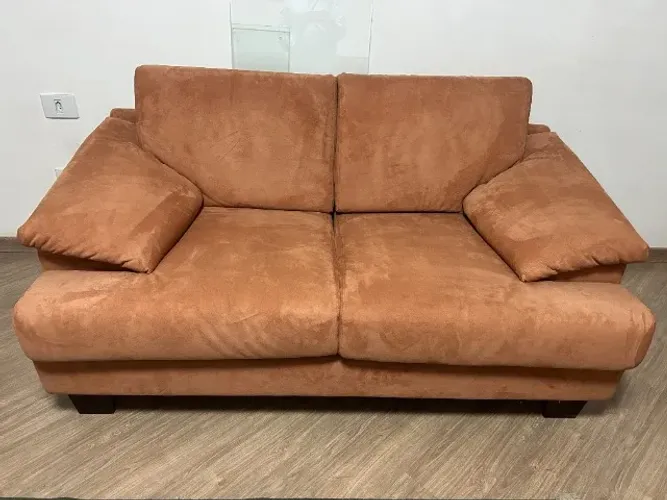Lindo sofá seminovo de 2 lugares em tecido suede.