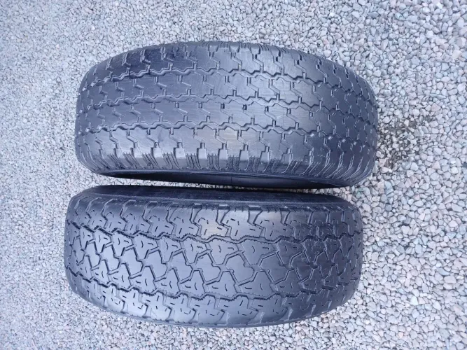 Par pneus 235-75-15 