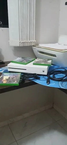 Xbox One S 500GB + 3 Jogos + Cabos Originais. Só entrego pessoalmente. (Leia a legenda)