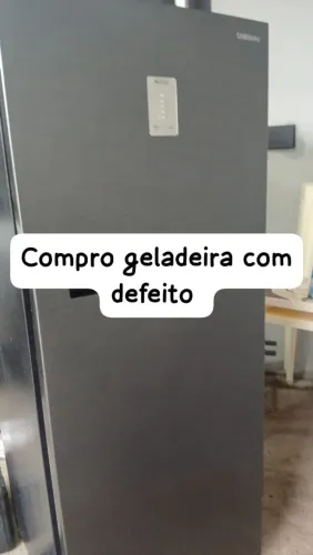 Avalia-se no local geladeira com defeito