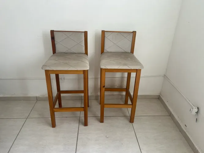 Banquetas em madeira e suede