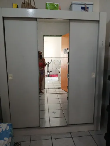 Vendo   roupeiro  de 03 portas 9. *