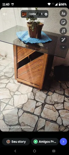 Mesa de madeira com tampa de vidro