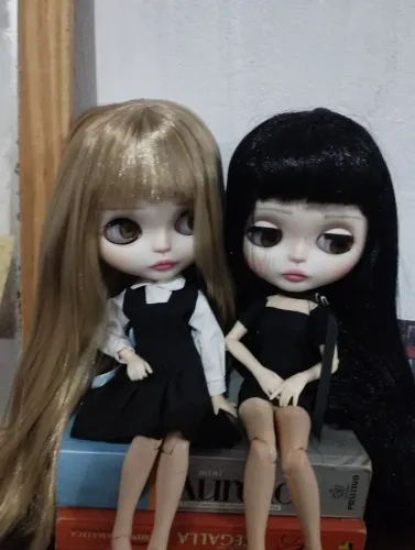 Duas Blythe Dolls customizadas.