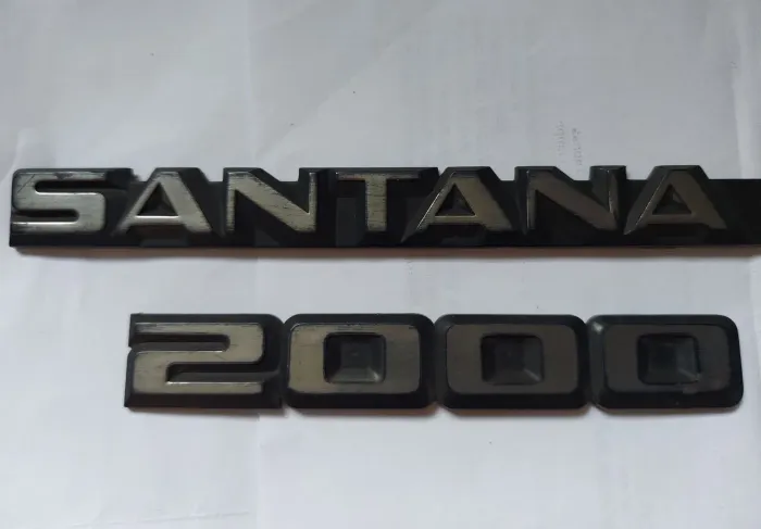 Emblema original VW Santana CL 2000 escovado.