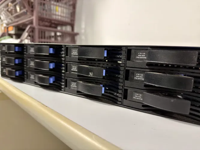 Enclosure de disco para expansão de Storage IBM