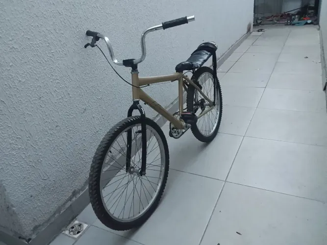 Vende-se bicicleta montadinha com garupa redinha guidão de moto e mesinha aro 24
