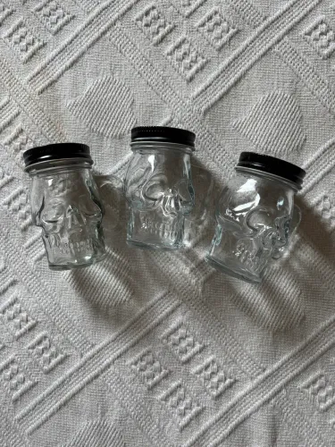 três mini copinhos de caveira