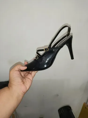 Sapato de salto fino, preto, nunca usado! Ainda na caixa!
