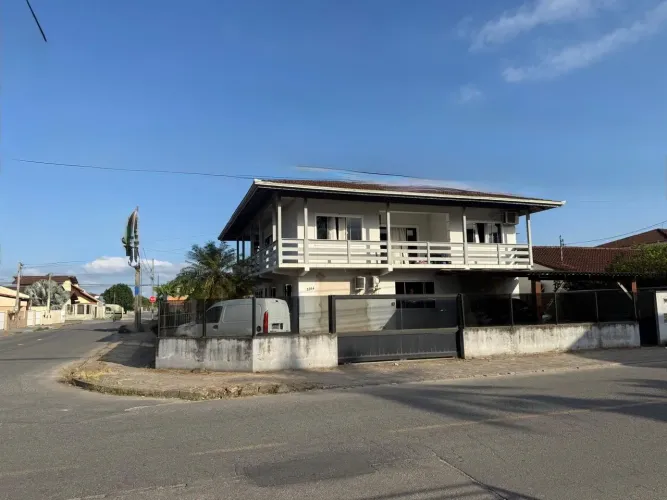 Sobrado para Venda em Joinville, Aventureiro, 6 dormitórios, 2 suítes, 2 banheiros, 2 vaga