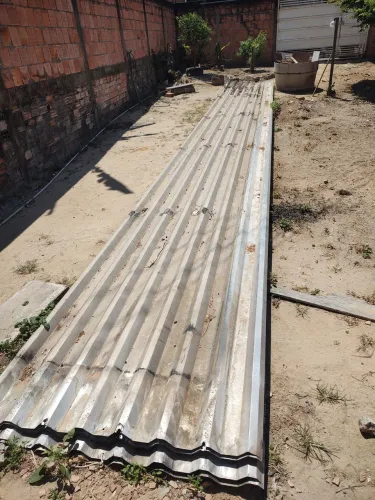 Vendo 7 telha de alumínio com 8m x 1,10m de 0,43mm usado em ótimo estado,bom para garagem.
