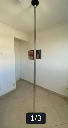 Barra de pole dance giratória. 