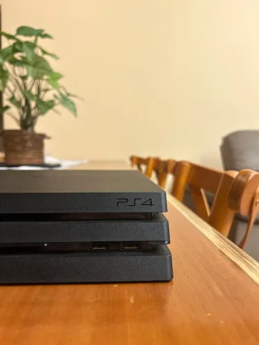 PS4 PRO 1TB 3 controles