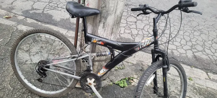 Bicicleta aro 26 com marcha e amortecedor