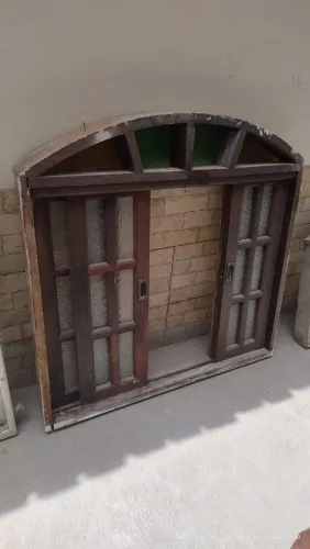 Janela arco com vitral 