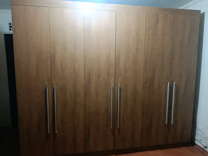 Guarda roupa de seis portas 