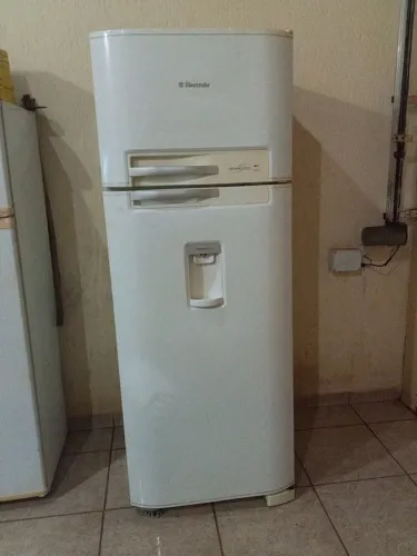 Vendo geladeira Eletrolux com Dispenser de água na porta.congelador espaçoso