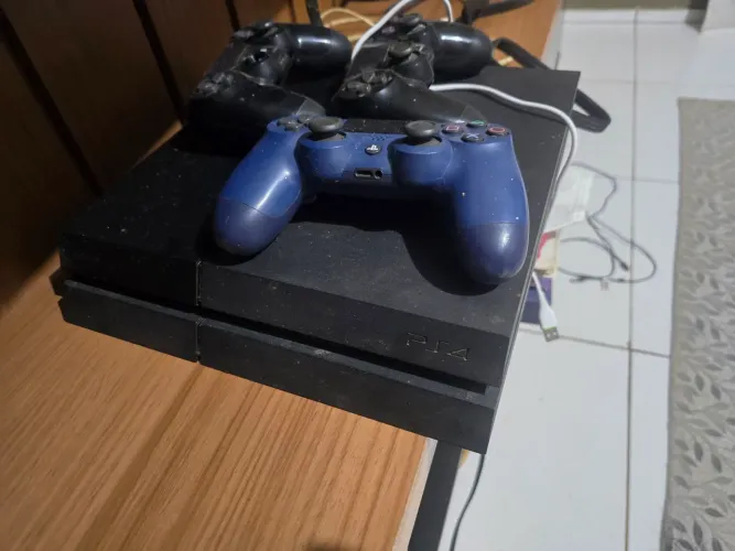 PS4 FAT 500GB DIGITAL + 3 CONTROLES