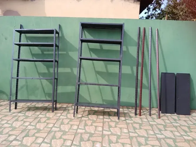 1 prateleir de aço usada em bom estado de conservação pintada preto