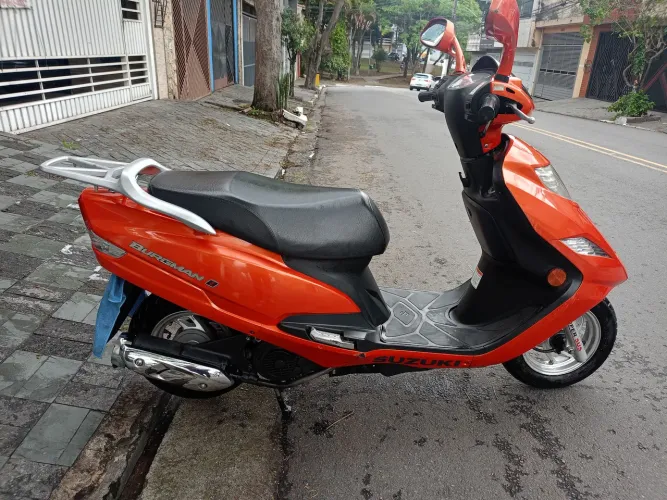 Burgman 125i com manual e chave reserva
