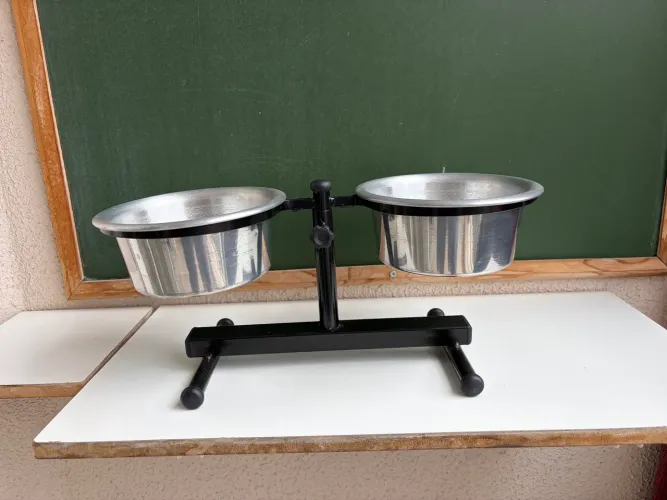 Comedor elevado duplo em alumínio para cães.
