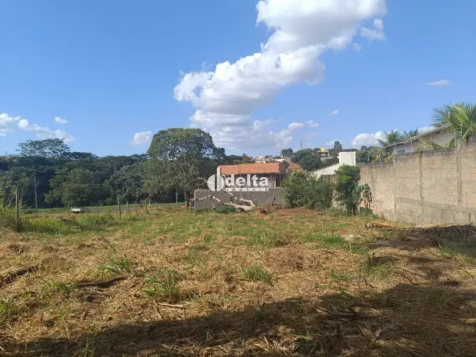Terreno disponível para venda no bairro Jardim Karaíba em Uberlândia - MG.