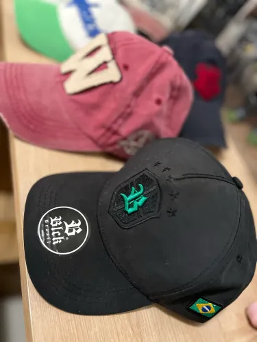 Boné qualquer um por 9 reais