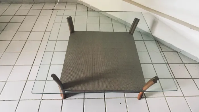 Mesa de centro com tampo de vidro transparente