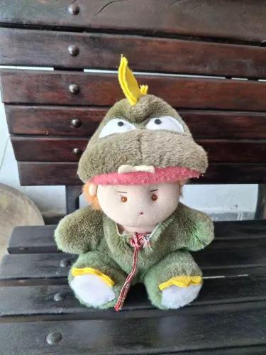 Pelúcia menino com roupa de jacaré