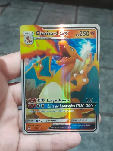 Esta é uma carta Pokémon ultra rara do Charizard GX (9/68) coleção Destinos Ocultos.