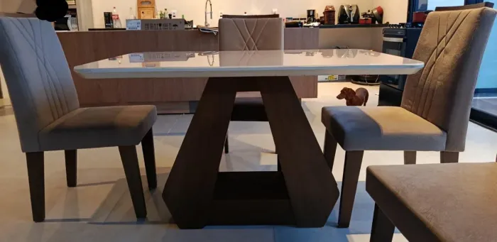 Mesa tampo de vidro com 4 cadeiras