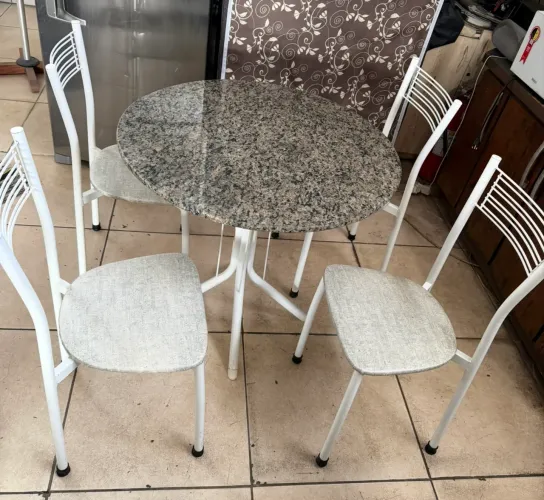 Jogo de mesa com 4 cadeiras tampo de pedra seminova 1 mês de uso