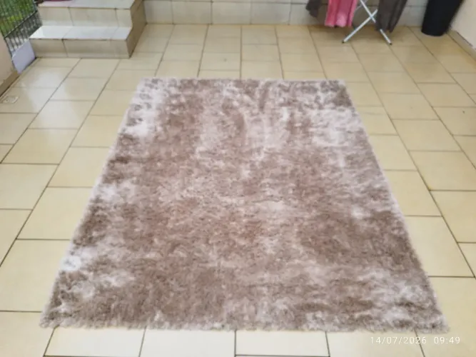 Tapete para sala semi novo medida 2.00 por 2.50 em perfeito estado de conservação.