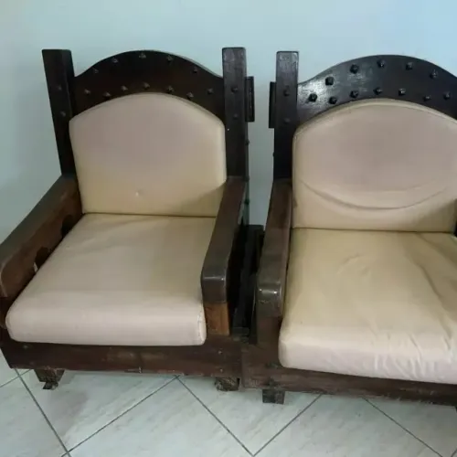 Jogo de sofa de madeira maciça.