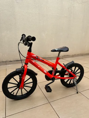 Vende-se bicicleta infantil aro 16 bem novinha