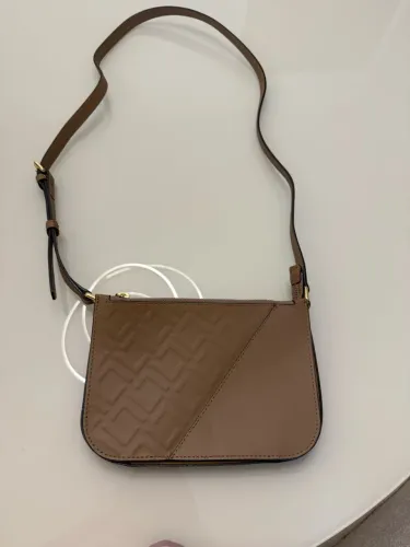 Bolsa nunca usada , luz da lua , couro