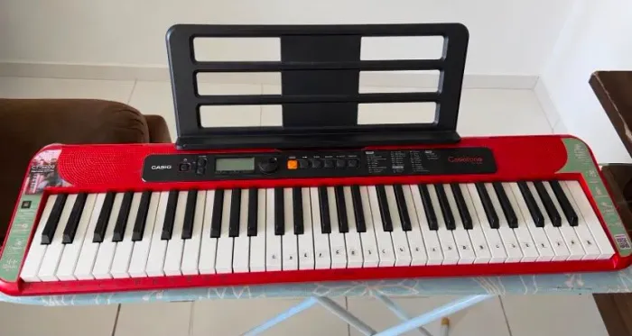 Casio Casiotone CT-S200 Vermelho (61 teclas).