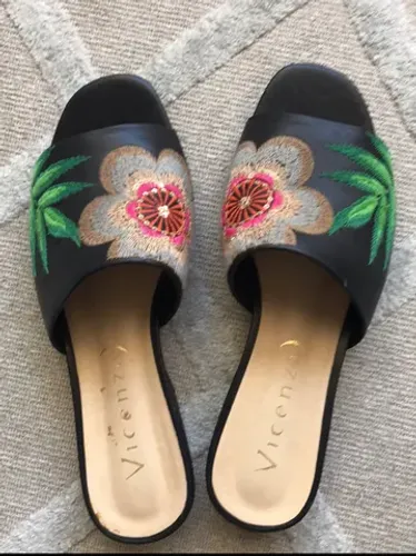 Sandalia mule em couro bordada marca Vicenza tamanho 39 