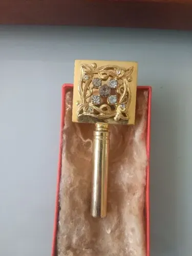 ESPELHO FEMININO PEQUENO DOURADO. ANOS 60.