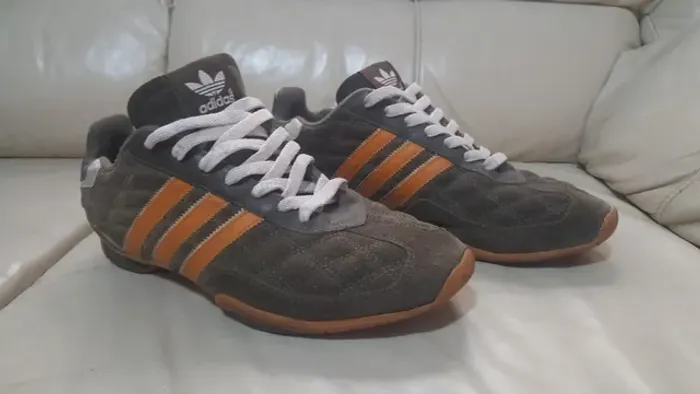 Tênis Adidas.
