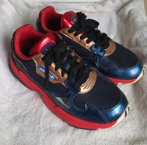 Tênis Adidas Falcon edição limitada 