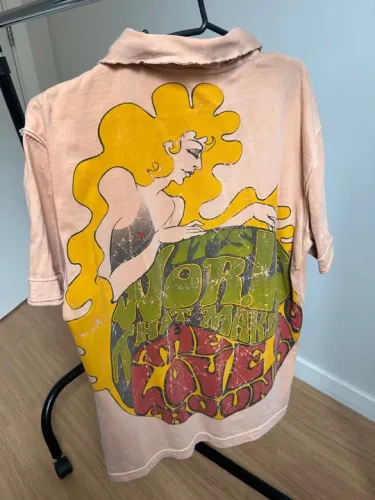 Camiseta Vintage The World That Makes The Love Go Round