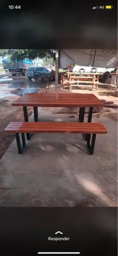 Mesa ripada com base em metalon