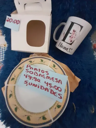 Conjunto de xícaras e pratos com design charmoso