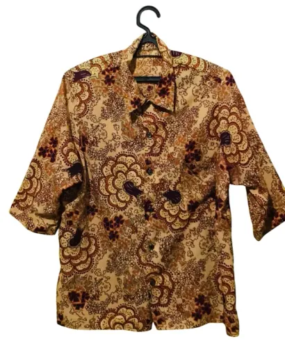 Blusa femi.Cetim manga 3/4, de botão e bolso, colorida!
