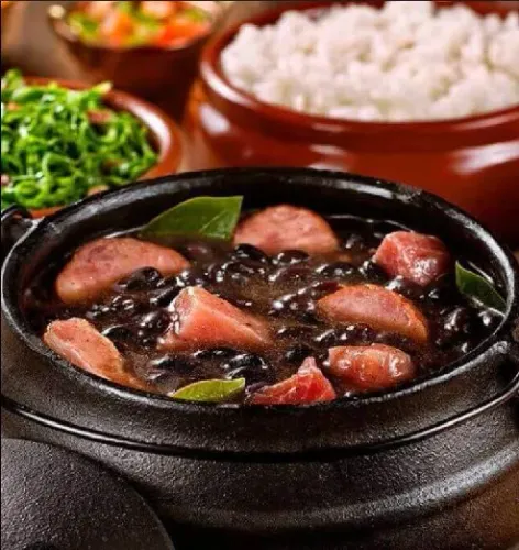 Vendo feijoada fasso por encomenda 1 dia de antecedência acompanha arroz farofa couve lara