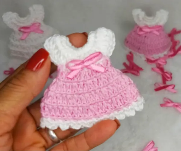 Vestido e Macacão de Crochê para Lembrancinhas