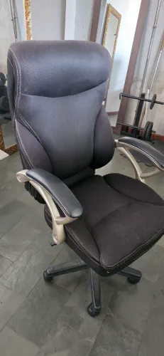 Cadeira de escritório ergonômica preta